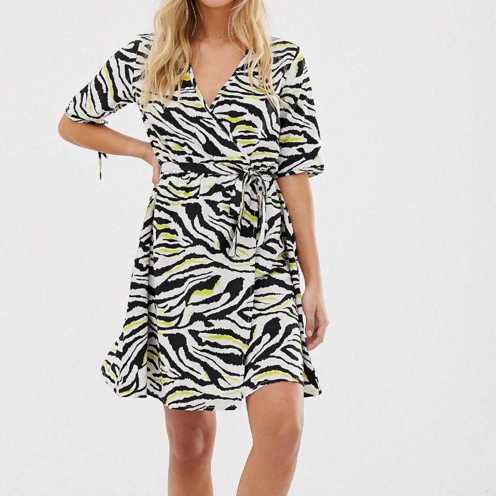 HOST PICK 💕 Zebra print wrap mini dress